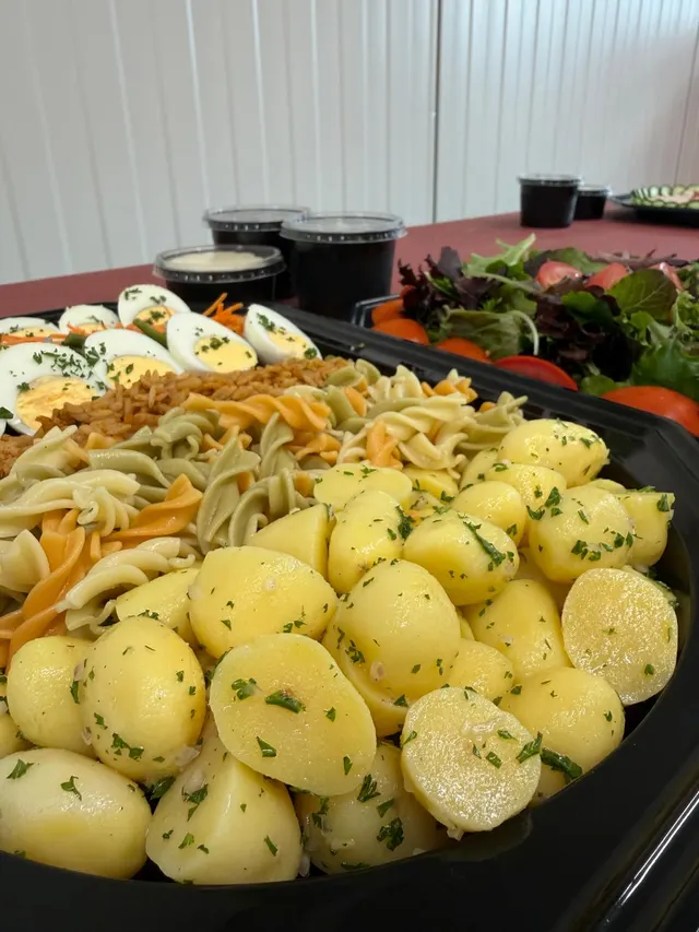 Krieltjes met peterselie en kleurige pasta op een koud buffet