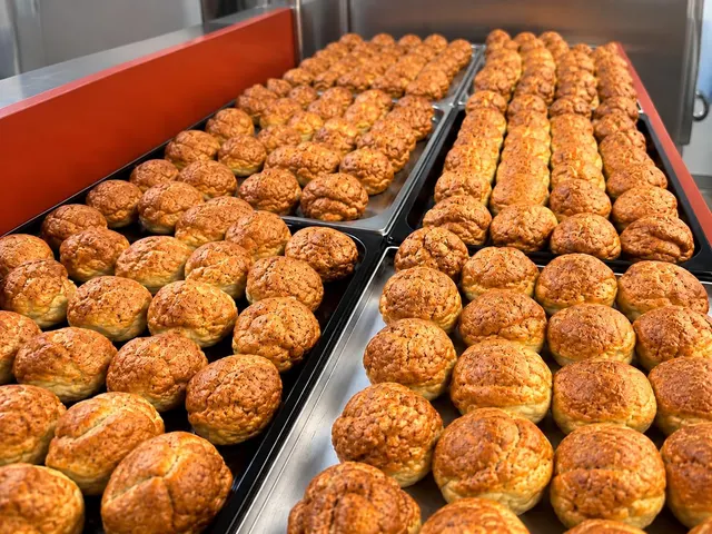 Bakplaten vol huisgemaakte boulettes uit ons atelier