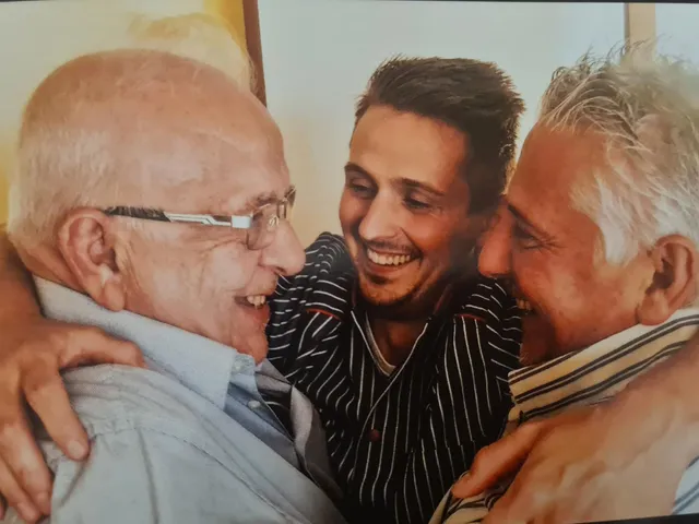 Drie generaties Bronckaers, Georges, Frank en Aaron, lachend arm in arm