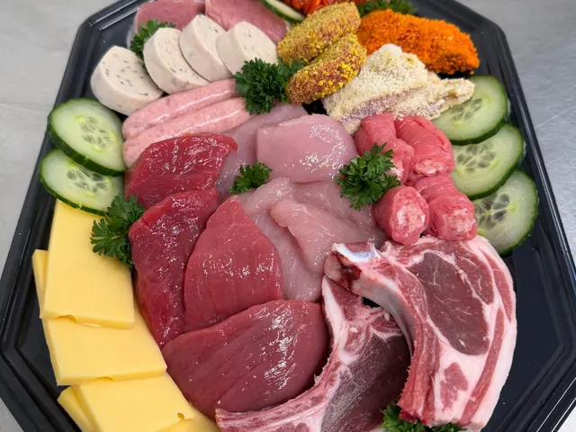 Steengrillschotel met koteletten, biefstuk, kip, worstjes, gepaneerde stukjes en kaas