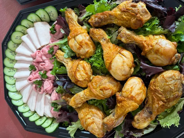 Schotel met kippenboutjes op gemengde sla, kalkoenfilet en rosbief