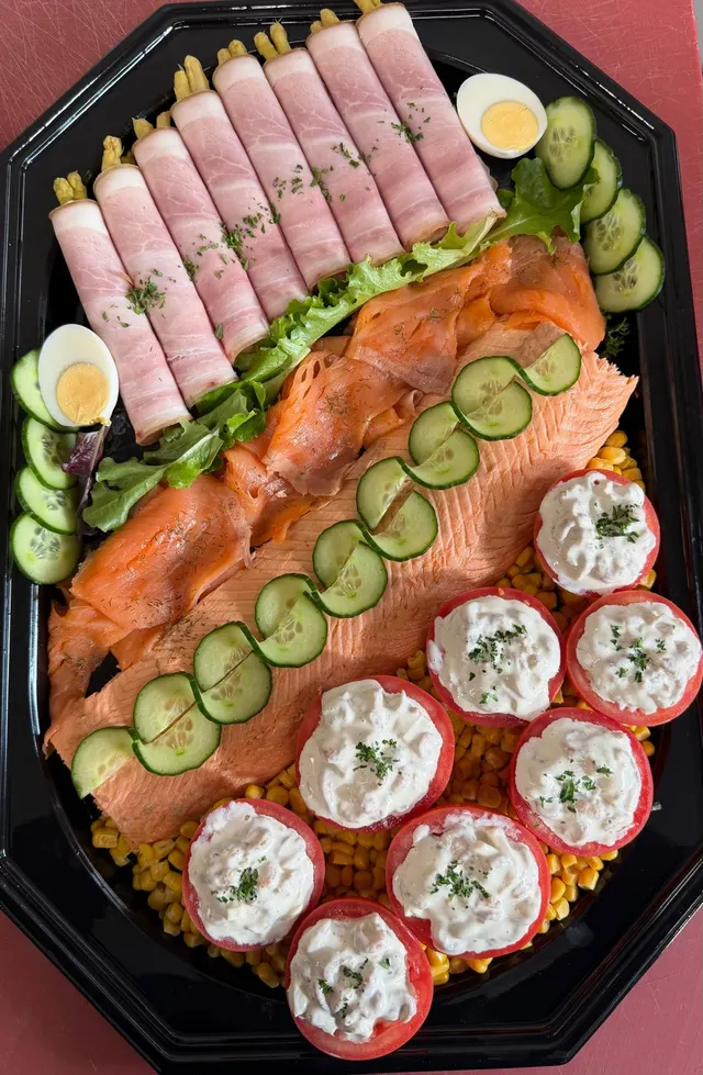 Koude schotel met hesp-aspergerolletjes, gerookte zalm en tomaat met garnalen