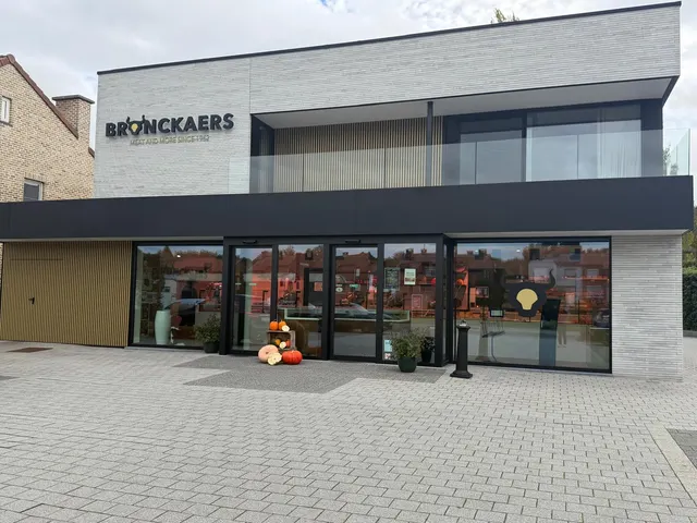 Voorgevel van Bronckaers Meat and More aan de Steenweg in Gingelom, met grote ramen en de naam op de gevel