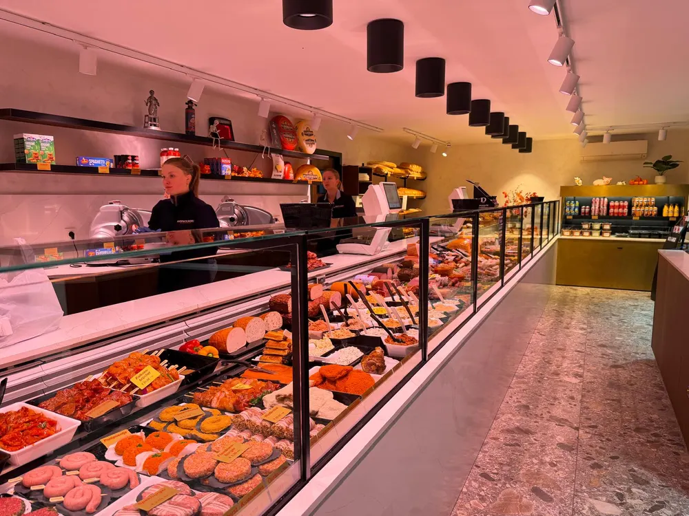 De vernieuwde winkel met de lange toog vol vers vlees, vleeswaren en salades